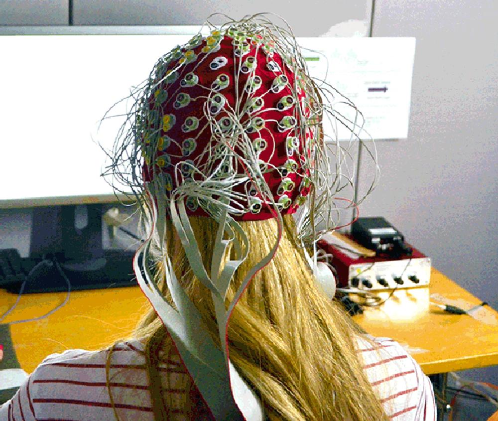Applied psychology Facilities xEEG whole head behind