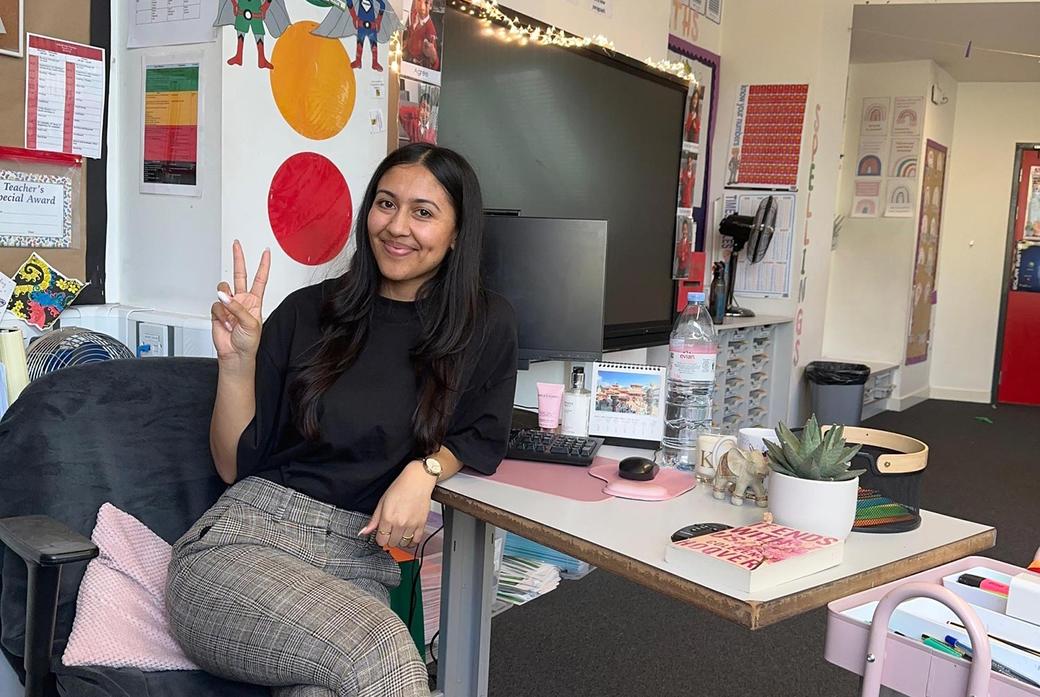 �鶹��ýAV Alumni Kavita Surdhar in classroom.