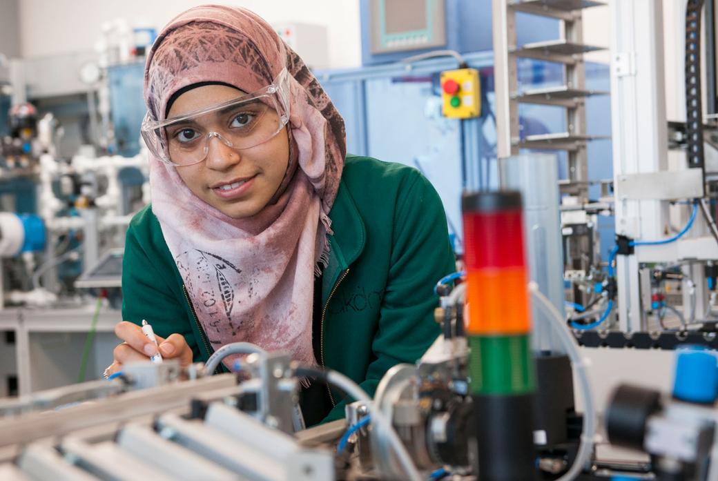 Female student working in mechatronics lab at 91��Դȫ�� University.