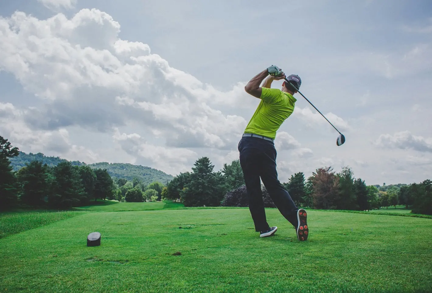 A Picture of a perfect shot by a Golfer