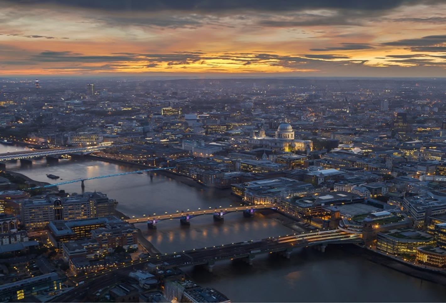 Sunset Over London Cityscape với các địa danh dễ nhận biết như sông Thames, cầu tháp và tòa nhà Shard.