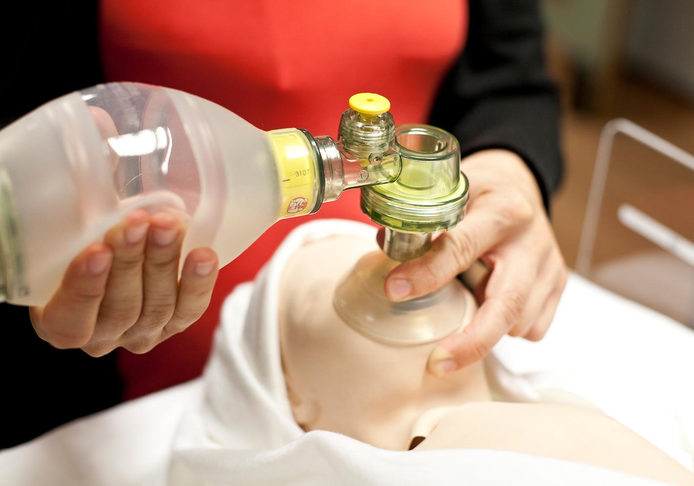 resuscitation training on a dummy