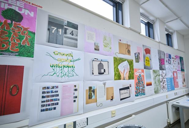 Hai sinh viên trong phòng máy tính, làm việc trên máy tính