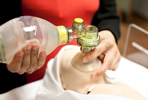 resuscitation training on a dummy