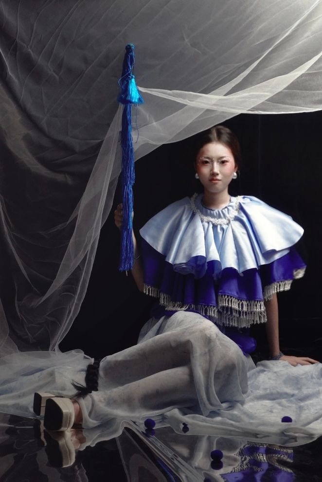 A work by Liang Jiayan showing a model wearing porcelain blue against a grey background