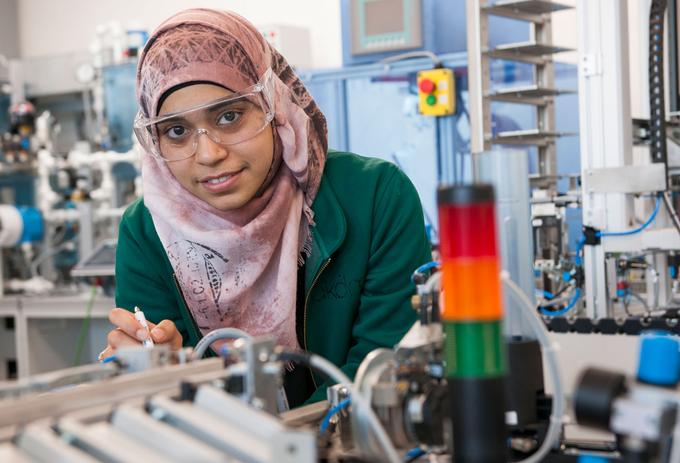 Female student working in mechatronics lab at 91��Դȫ�� University.