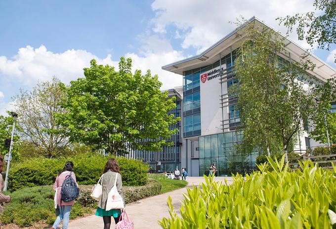 Middx-Uni-Hendon-Campus-outside-in-Summer