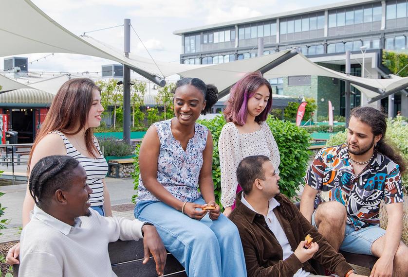 Group of ɫ�� students chatting on campus.