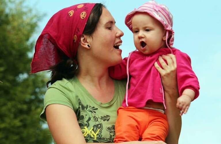 Một người mẹ hát cho em bé