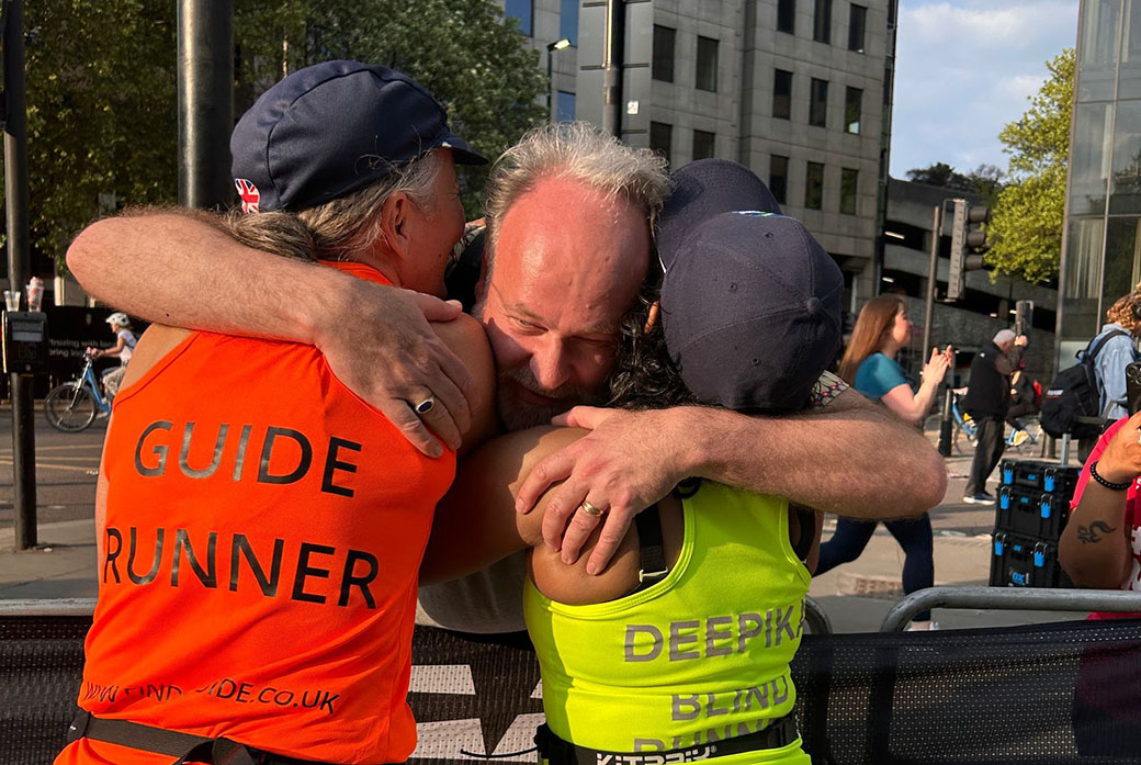 Deepika Nallathambi hugs Johan Siebers at the end of race